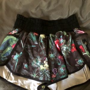 Lululemon stretch floral shirt size 4 LIKE NEW